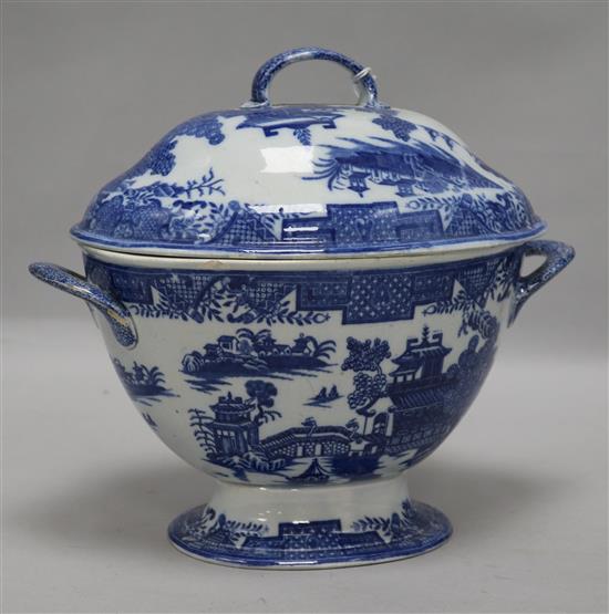 An early 19th century blue and white lidded tureen